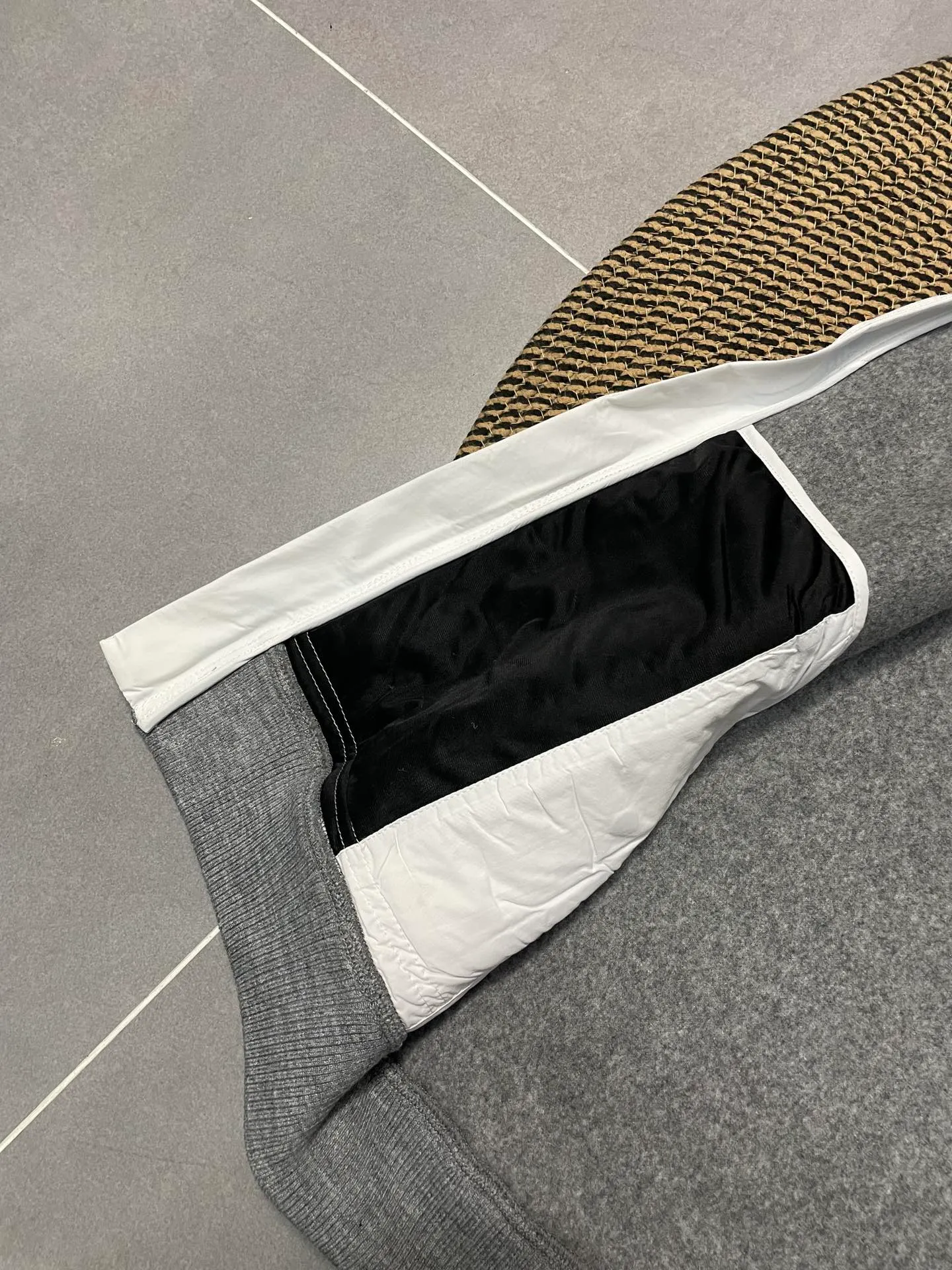 P600 Gray CANADA GOOSE/Canada Goose Autumn and Winter Couple's Fleece Vest Jacket 🔘Color: Black Gray Khaki Highest version Original fabric High version High quality) ⚠All details Fabric accessories craftsmanship (all 1:1 passed inspection) (The owner is a "detail monster" so the goods he makes also pay attention to details) 1⃣ Distinguish the wrong version of the market goods: all go single line ❌ Our genuine 1:1 special machine presses the line (high requirements for machine workers) 2⃣ Differentiates the market from drawings and making goods. Fabric color difference is too big. You get what you pay for, not fast food. 3⃣ Differentiates the market from low-end versions to receive labels, hang tags, and wash labels. All our accessories are custom-made (approved level) 4⃣ Differentiates the market from the detail-free workmanship❌ Our workmanship: neckline, shoulder line, armholes, cuffs, hem (In order to increase the cost, we must also restore the original product: yoke taping, double needle threading🔍) Size: S-XXL